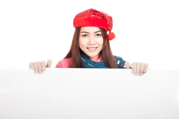 Asian girl with red christmas hat smile behind blank board — Stock Photo, Image