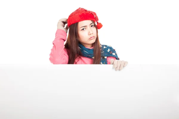 Asiatique fille avec rouge chapeau de Noël de mauvaise humeur debout derrière un bla — Photo