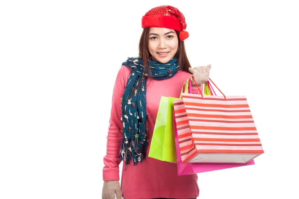 Menina asiática com chapéu de Natal vermelho com sacos de compras — Fotografia de Stock