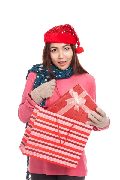 Asiatisk tjej med jul hatt pull presentförpackning från shopping väska — Stockfoto