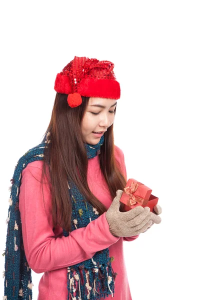 Asyalı kız kırmızı Noel şapka ile açın hediye kutusu — Stok fotoğraf