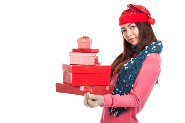 Азиатка в красной рождественской шляпе со многими подарочными коробками — стоковое фото