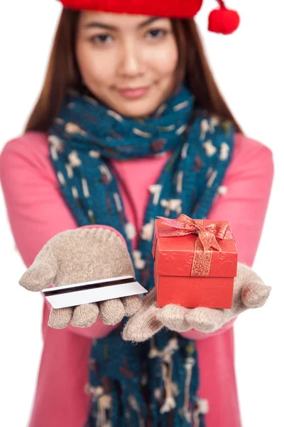 Chica asiática con vestido de invierno, tarjeta de crédito y caja de regalo —  Fotos de Stock