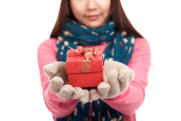 Chica asiática con vestido de invierno y caja de regalo foco en caja —  Fotos de Stock