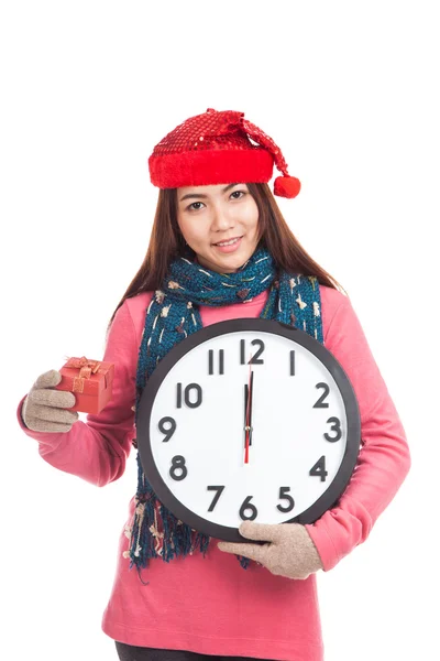 Asiática chica con rojo navidad sombrero regalo caja y reloj — Foto de Stock