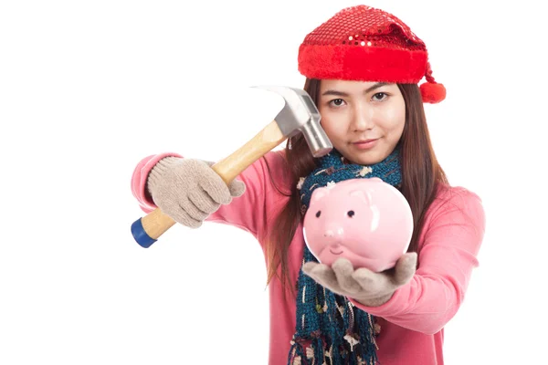Azjatyckie dziewczyny z czerwony kapelusz Boże Narodzenie, młotek i piggy bank — Zdjęcie stockowe
