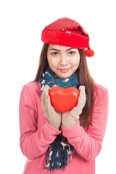 赤いクリスマス帽子と赤のハートとアジアの女の子 — ストック写真