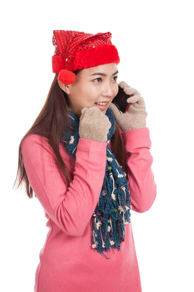 赤いクリスマス帽子とアジアの女の子が携帯電話で話を興奮してください。 — ストック写真