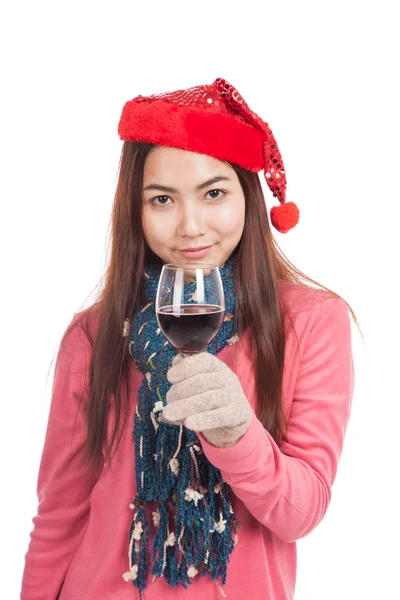 Asyalı kız kırmızı Noel şapka ve bir kadeh şarap ile — Stok fotoğraf