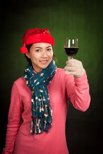 Asiatico ragazza indossare natale cappello applausi con vino — Foto Stock