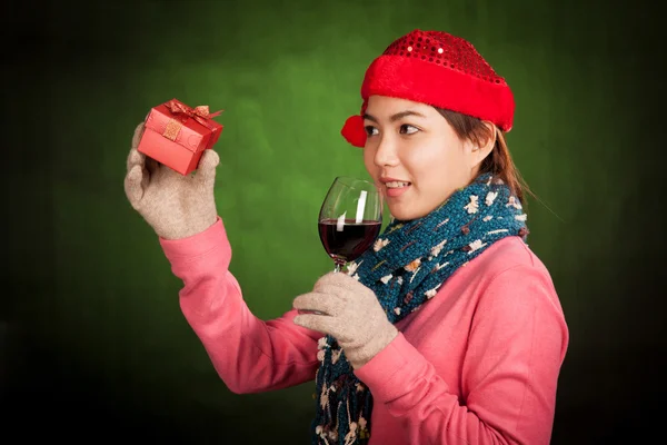 Ragazza asiatica con cappello di Natale, vino e confezione regalo — Foto Stock