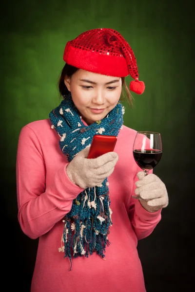 Asian girl with christmas hat ,wine and mobile phone — Stock Photo, Image