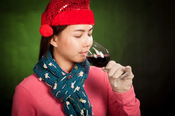 Asian girl with red christmas hat drink red wine — Stock Photo, Image