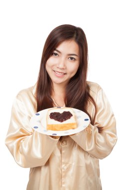 Asyalı kadın pijama ekmek ve kalp şekli berry reçel