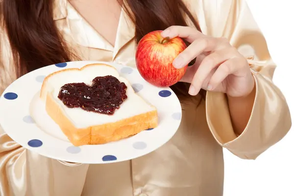 Ázsiai nő, alma, kenyér és a szív alakú bogyós lekvár — Stock Fotó