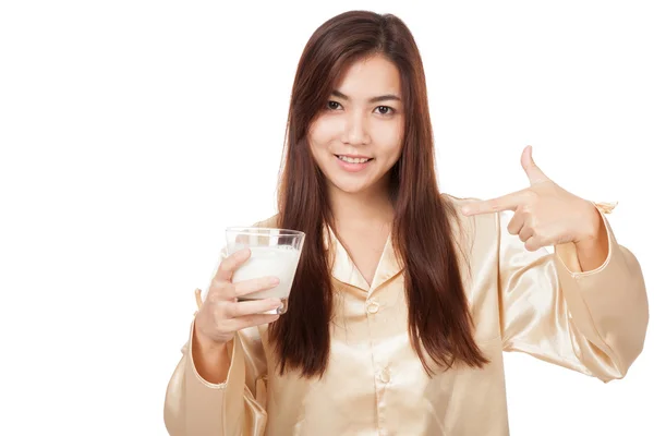 Mulher asiática feliz em pijama apontam para copo de leite — Fotografia de Stock