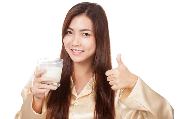 Gelukkig Aziatische vrouw in pyjama's drinken melk Toon duimen omhoog — Stockfoto