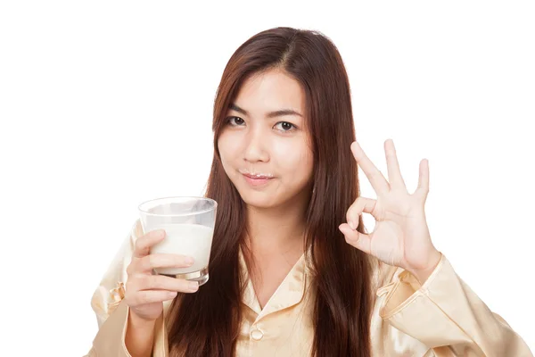 Glücklich asiatische Frau im Pyjama trinken Milch zeigen ok Zeichen — Stockfoto