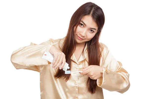 Asyalı kadın pijama smile diş fırçası ve diş macunu ile — Stok fotoğraf