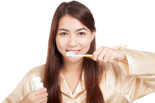Mulher asiática em pijama com escova de dentes e pasta de dentes — Fotografia de Stock