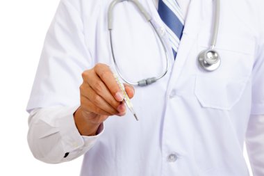 Asyalı erkek doktor tutun termometre