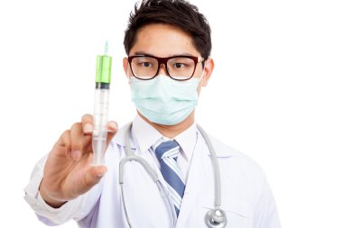 Asyalı erkek doktor şırınga ile maske giymek