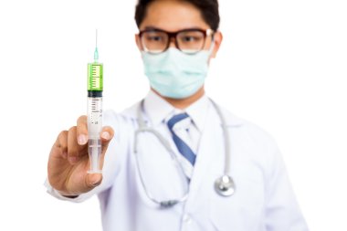 Şırınga, şırınga odaklanılan Asya erkek doktor