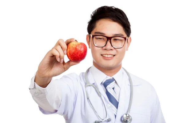 Asiatische männliche Arzt Lächeln mit rotem Apfel — Stockfoto