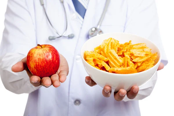 Asiatiska manliga läkare med rött äpple och potatis chips — Stockfoto
