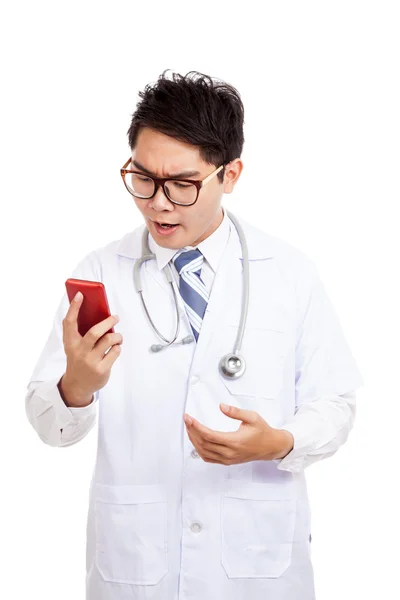 Asian male doctor angry talk to a phone — Stock Photo, Image