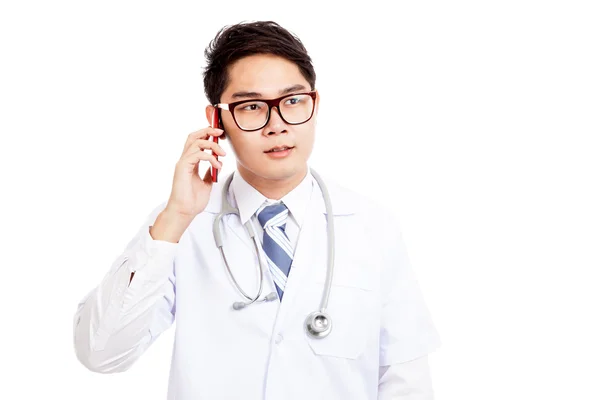 Asian male doctor talk on mobile phone — Stock Photo, Image