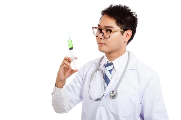 Asiático macho doctor hold jeringa con verde medicina —  Fotos de Stock