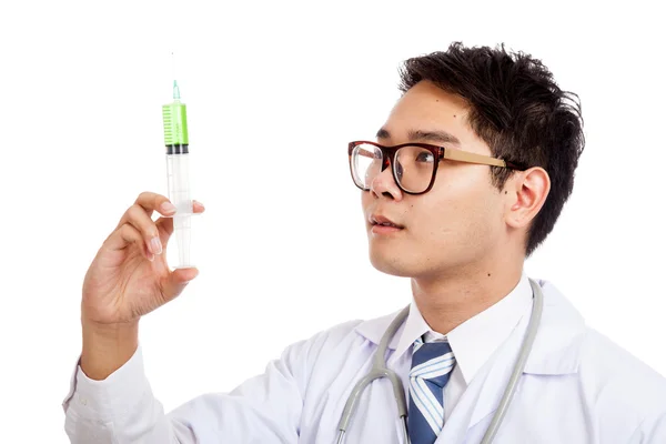 アジアの男性医師は、緑の薬を注射器を保持します。 — ストック写真