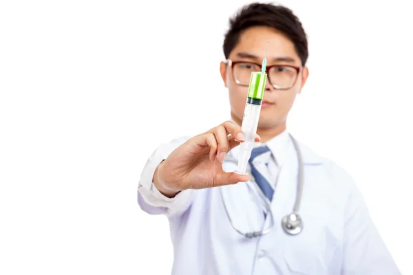 アジアの男性医師は、緑の薬を注射器を保持します。 — ストック写真