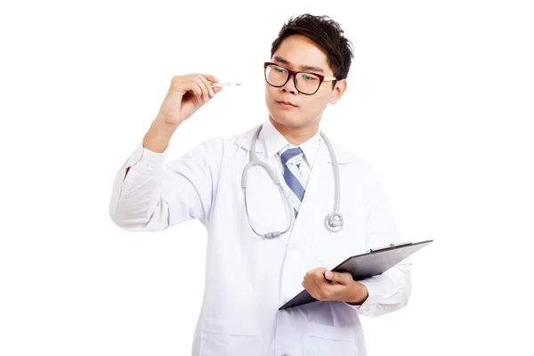 Asiatique mâle médecin tenir presse-papiers et thermomètre — Photo