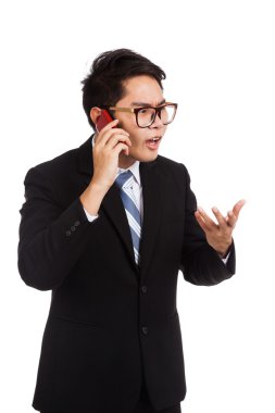 Öfkeli Asya işadamı konuşmak üstünde hareket eden telefon