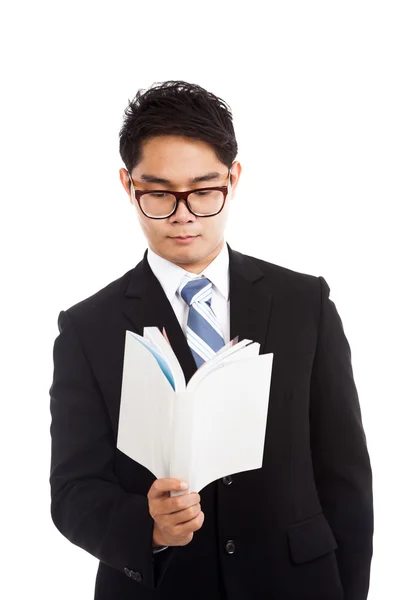 Asiatischer Geschäftsmann liest ein Buch — Stockfoto