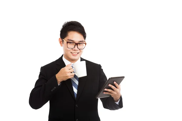 Hombre de negocios asiático con una taza de café y tableta PC —  Fotos de Stock