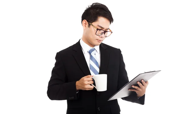 Empresário asiático com uma xícara de café e área de transferência — Fotografia de Stock