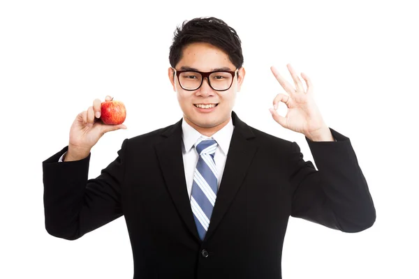 Saludable asiático hombre de negocios OK con manzana roja —  Fotos de Stock