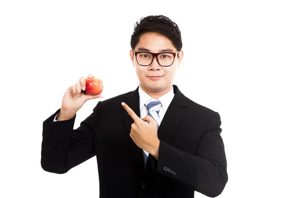 健康的なアジア系のビジネスマンが赤いリンゴをポイントします。 — ストック写真