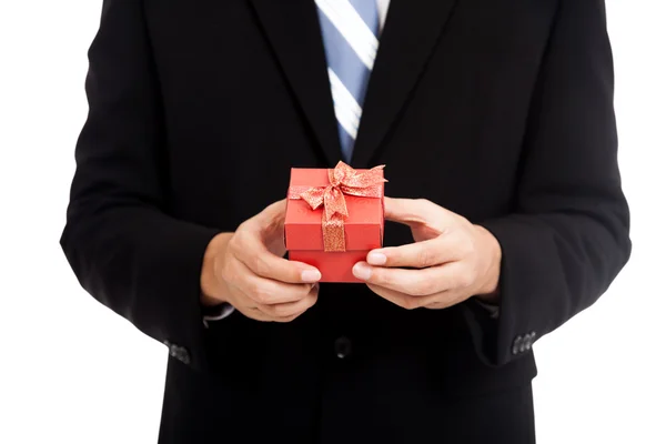Hombre de negocios asiático con caja de regalo roja — Foto de Stock