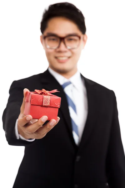 Azjatycki biznesmen z czerwony prezent polu fokus na pole — Zdjęcie stockowe
