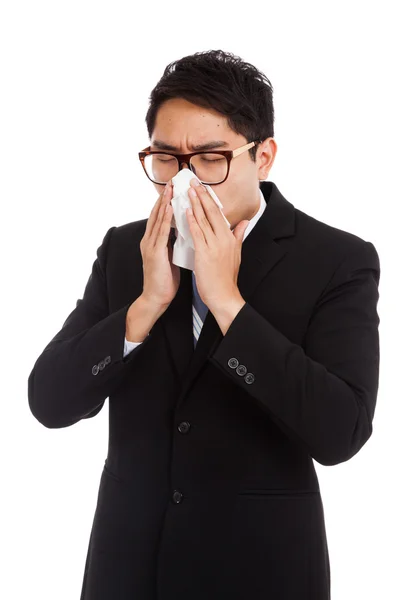 Aziatische zakenman gevangen koud. Niezen in weefsel. — Stockfoto