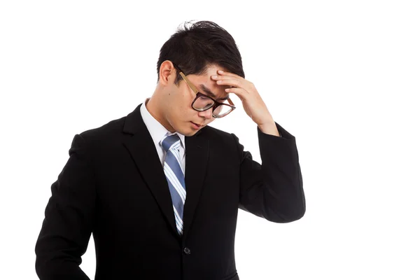 Asiático hombre de negocios tiene gripe, fiebre, dolor de cabeza —  Fotos de Stock