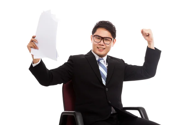 Aziatische zakenman zitten op de stoel van het Bureau blij met succes — Stockfoto