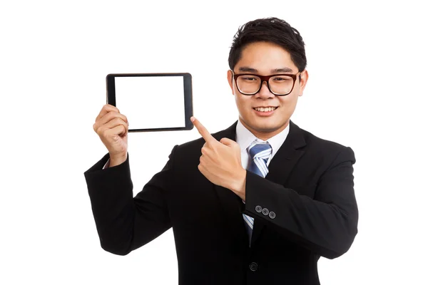 Hombre de negocios asiático punto a la tableta pc — Foto de Stock