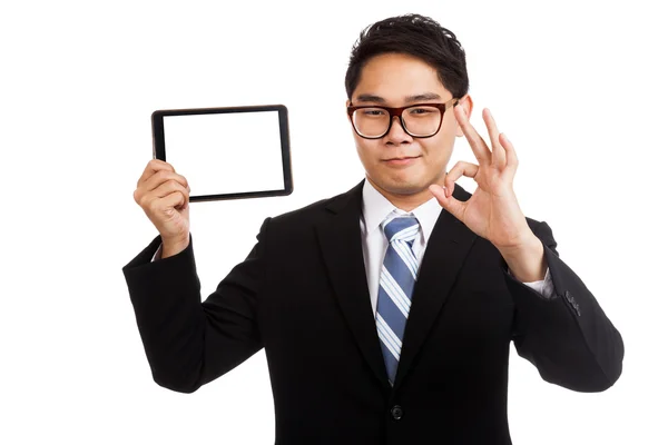 Asiático empresario espectáculo OK con tableta pc —  Fotos de Stock