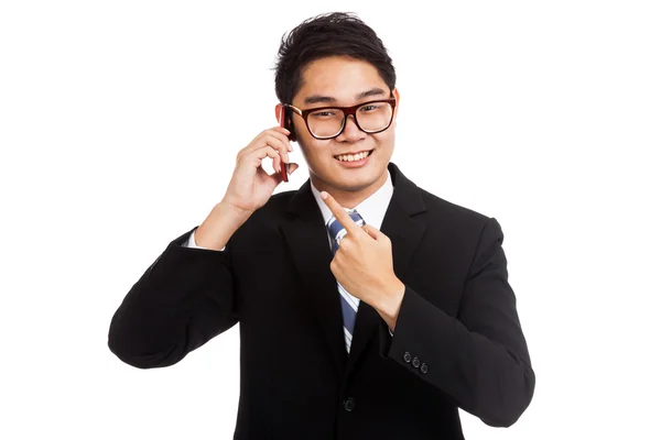 Aziatische zakenman glimlach praten en wijs naar mobiele telefoon — Stockfoto