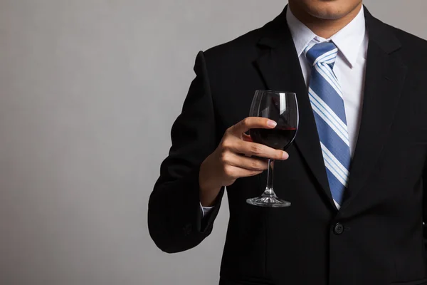 Azjatycki biznesmen ciała z czerwonym winem — Zdjęcie stockowe